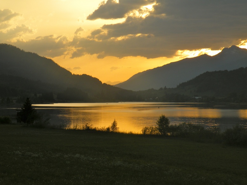 Enjoy the sunset at lake Weissensee